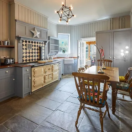 Host & - The Old Post Office בית נופש